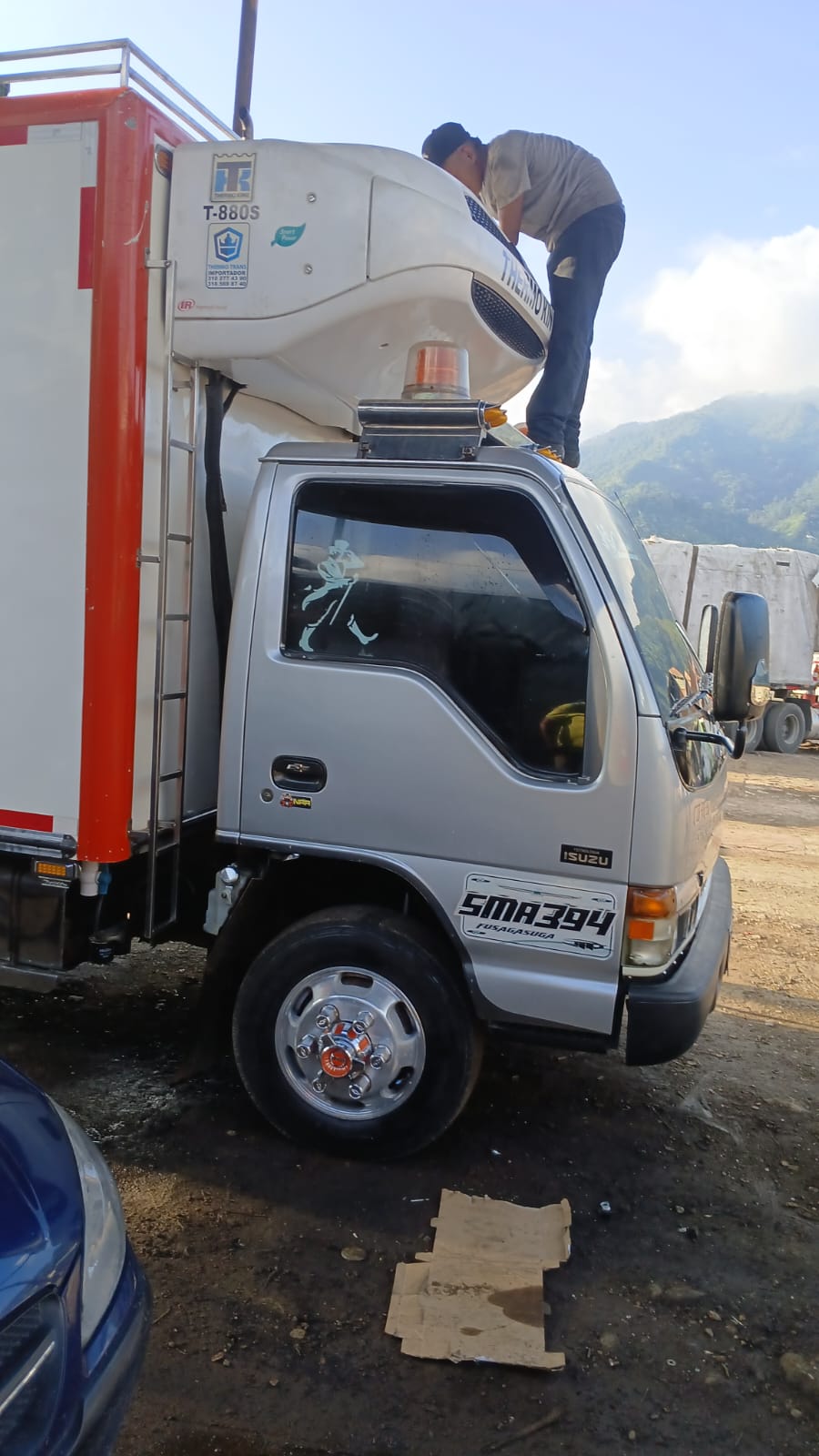Técnico de Todo en Fríos del Tolima revisando una unidad Thermo King T-880S sobre un camión Isuzu NPR